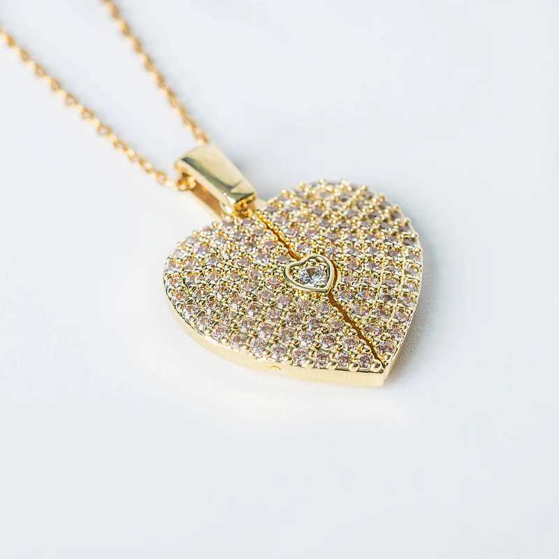Elegant gold open close heart necklace