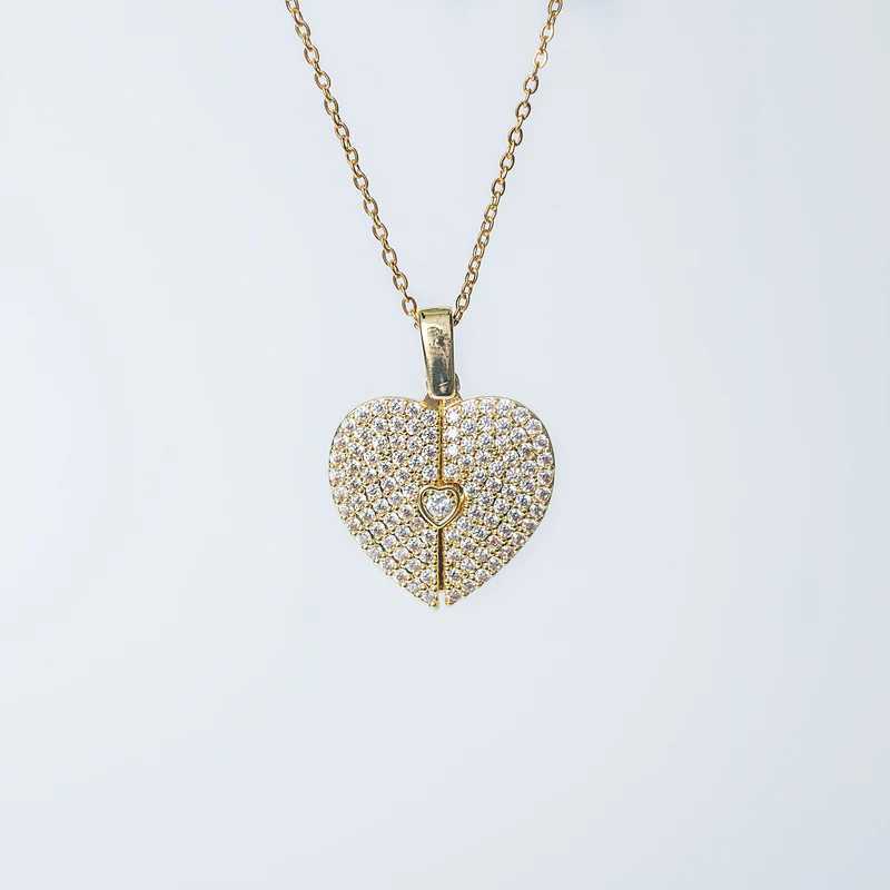 Elegant gold open close heart necklace